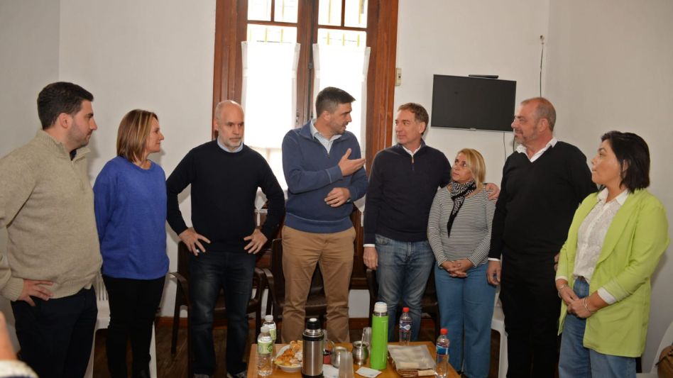  Natalia Colomé, durante el encuentro que mantuvo días atrás en Olavarría con los referentes y precandidatos de Juntos, Horacio Rodríguez Larreta y Diego Santilli. NACHO CORREA
