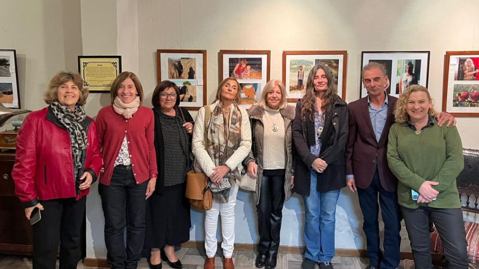 Nora con el equipo del Museo Squirru, quienes disfrutaron tanto del material como de la voz de su amigo, Eduardo Díaz.  SANDRA ADAM  