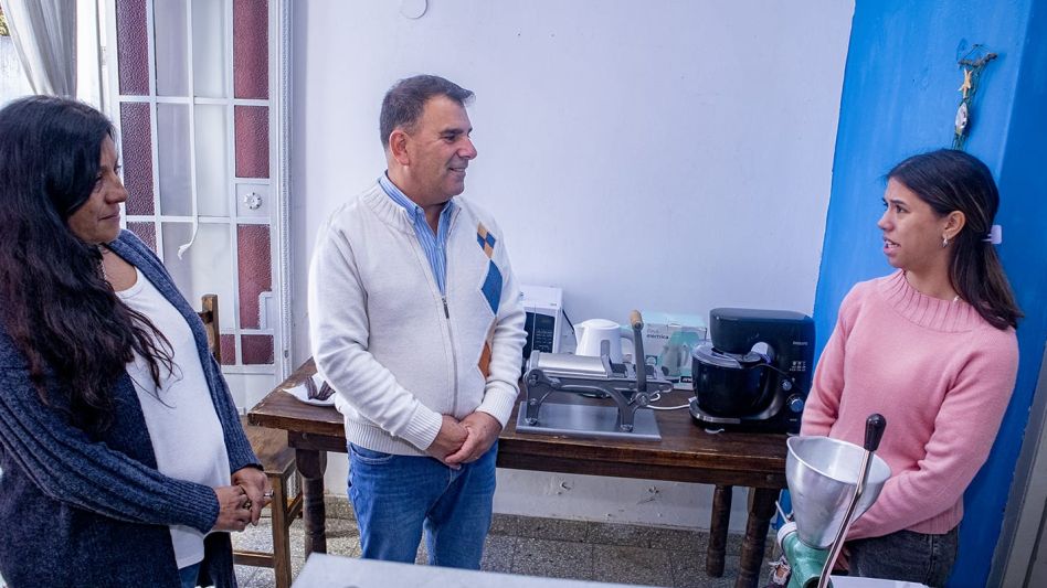 El intendente Hernán Bertellys durante la visita al emprendimiento de panificados de Marlene Leguizamón. PRENSA MUNICIPAL