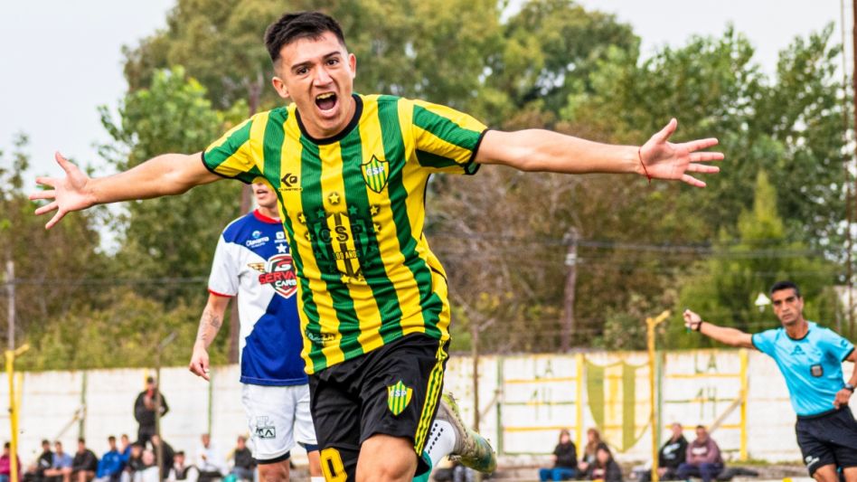 Ramón Sánchez celebra su gol. Con esa tanto, al minuto de juego, Piazza comenzó ganándole al partido a El Fortín. Foto: Nicolás Murcia.