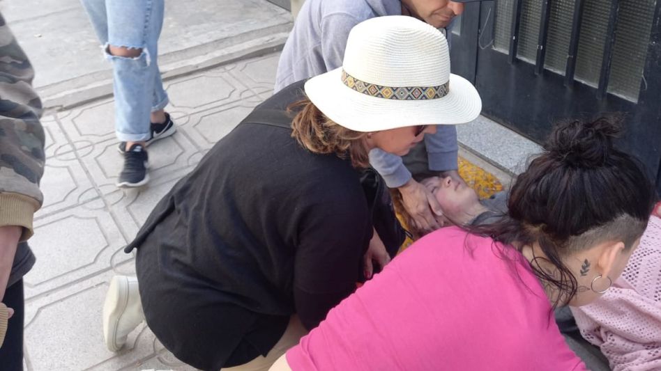 Una imagen de lo que había sido aquel hecho de violencia de género sucedido en Azul el pasado 2 de octubre. En la otra foto está el condenado, cuando lo detuvieron en Benito Juárez.  