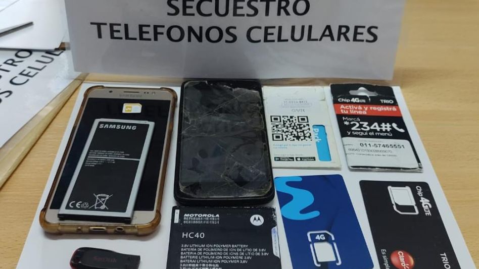 Entre los elementos incautados cuando fuera allanada la celda que ocupaba en la Unidad 30, al preso investigado le secuestraron el teléfono celular que usaba para cometer estos engaños.  UFI 20