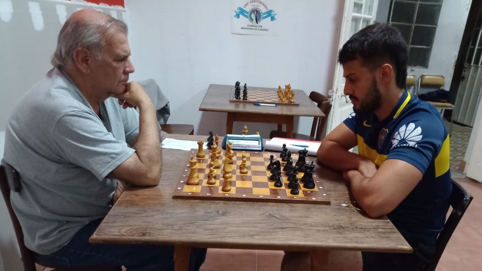 Gustavo Godoy (izquierda) fue el ganador del torneo Agua y Soda El Campeón. En la fotografía durante su partida con Leonel Olivera.
