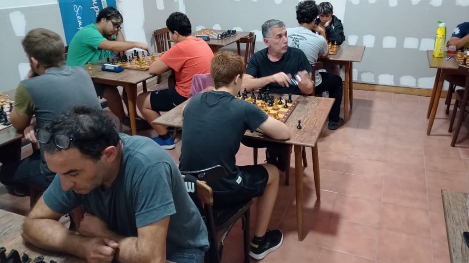 Un aspecto de la sala de juego del Círculo de Ajedrez, que funciona en la sede del Partido Socialista de Azul.