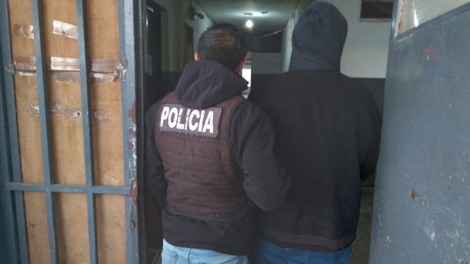 Uno de los hombres que ahora está preso tiene que purgar un año y medio de cárcel. La otra detención fue ordenada para un azuleño investigado por hechos de violencia de género. FOTOS: EPDS AZUL/PBA