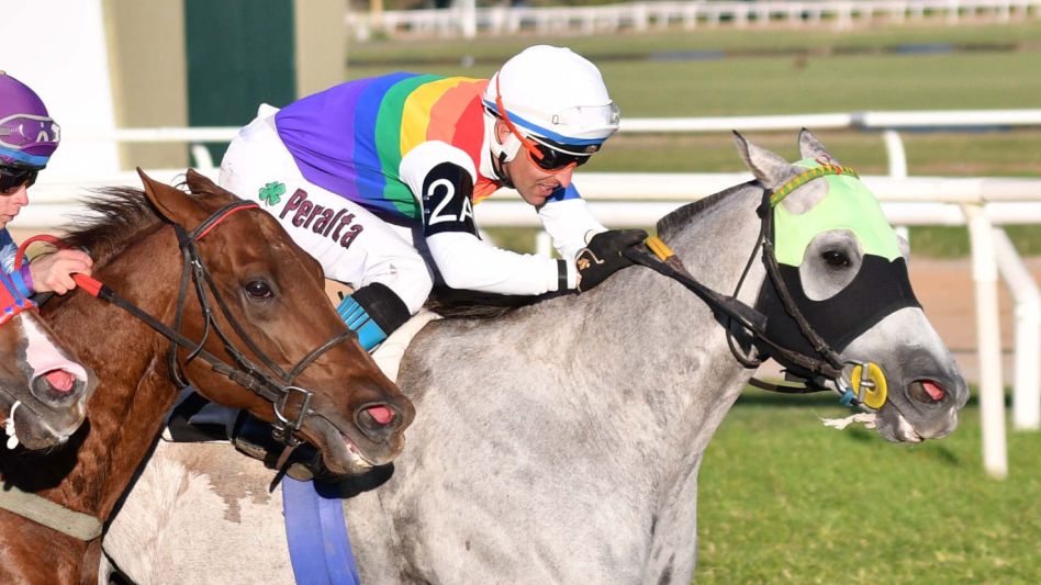 El jinete azuleño Jorge Peralta se subió a lo más alto del podio en el hipódromo de San Isidro. Foto GENTILEZA FACEBOOK TURF Y NADA MÁS