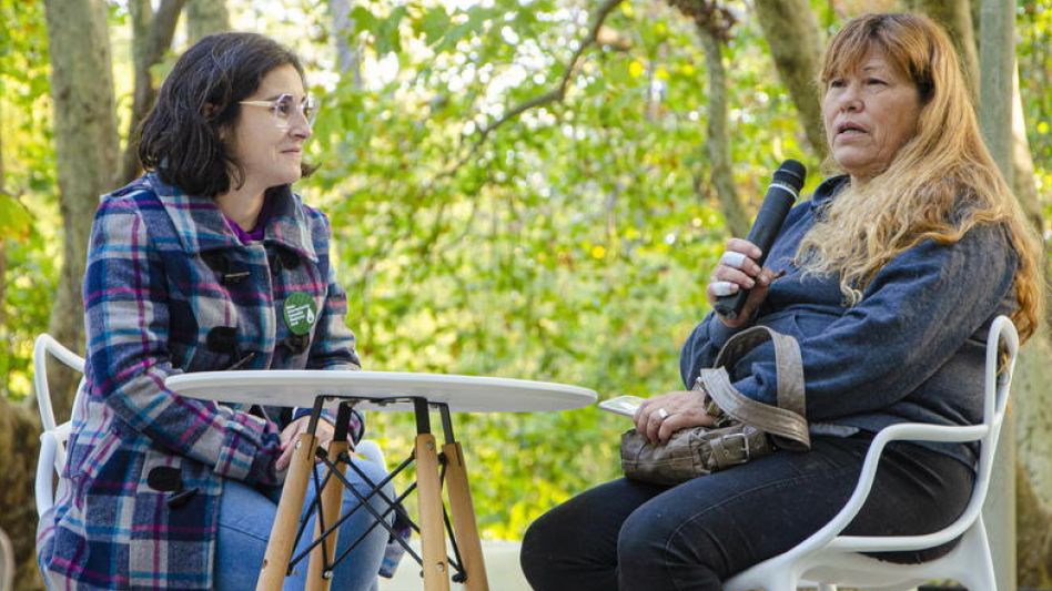 La ex concejal Paula Canevello junto a una vecina que brindó su testimonio en relación al uso de aceite de cannabis durante la jornada realizada ayer en el Parque Municipal.
