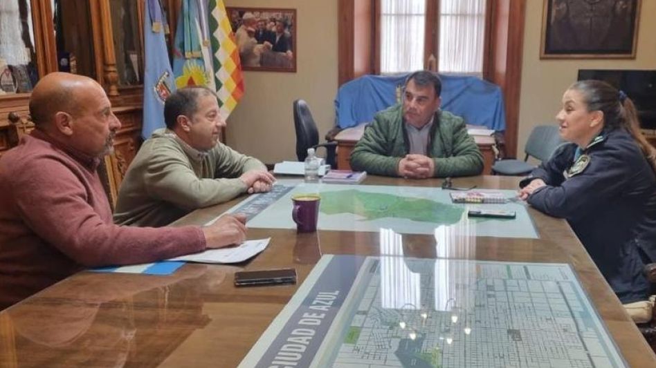Otros tiempos. Carolina Cabrera dialogando con el intendente Hernán Bertellys y dos de los miembros de su equipo de gobierno: Walter Surget y Pedro Sottile. 