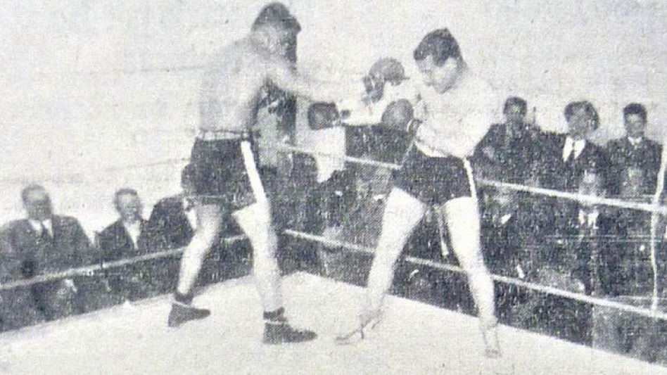 La imagen de un recorte de diario corresponde a una exhibición realizada en esta ciudad. Fue en la sede de Azul Athletic Club, donde se presentó el boxeador local, Ricardo Maringola en 1938.