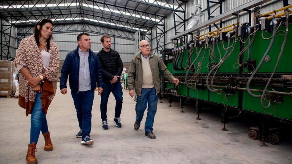 El jueves pasado el intendente municipal y la secretaria de Producción y Empleo recorrieron la sucursal que tiene dentro del SIPA la empresa Colores Sólidos. FOTO: PRENSA MUNICIPAL