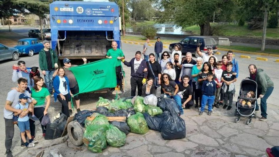 Integrantes de La Oveja Negra y vecinos azuleños durante el tramo final de la jornada de limpieza del arroyo Azul que se concretó el último domingo. GENTILEZA/LAOVEJANEGRA