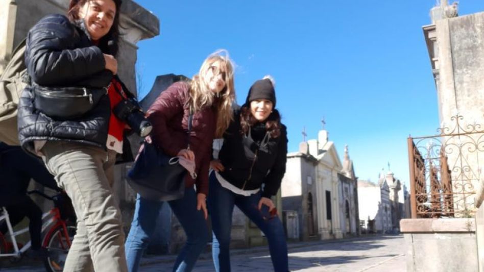 Las artistas en el cementerio de Azul realizando el trabajo de campo. 