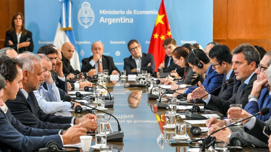 Argentina deja de pagar importaciones en dólares y pasa a yuanes