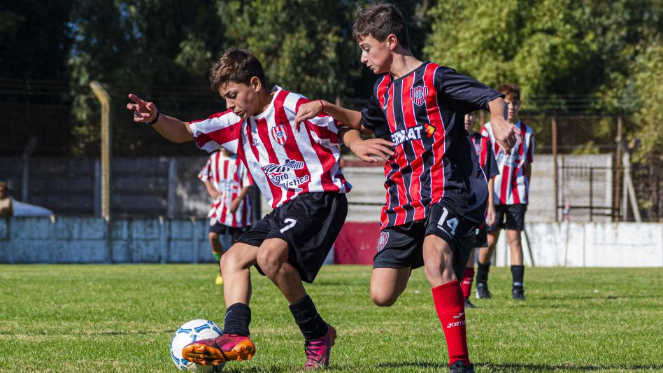 Chacarita Juniors superó en los cuatro encuentros a Porteño de Cacharí. Con esos resultados el tricolor es puntero en dos divisiones. Foto: Nicolás Murcia.