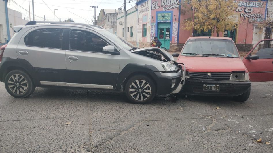 Dos autos chocaron en Piazza y Malvinas. El varón y la mujer que respectivamente guiaban esos rodados tuvieron que ser hospitalizados.