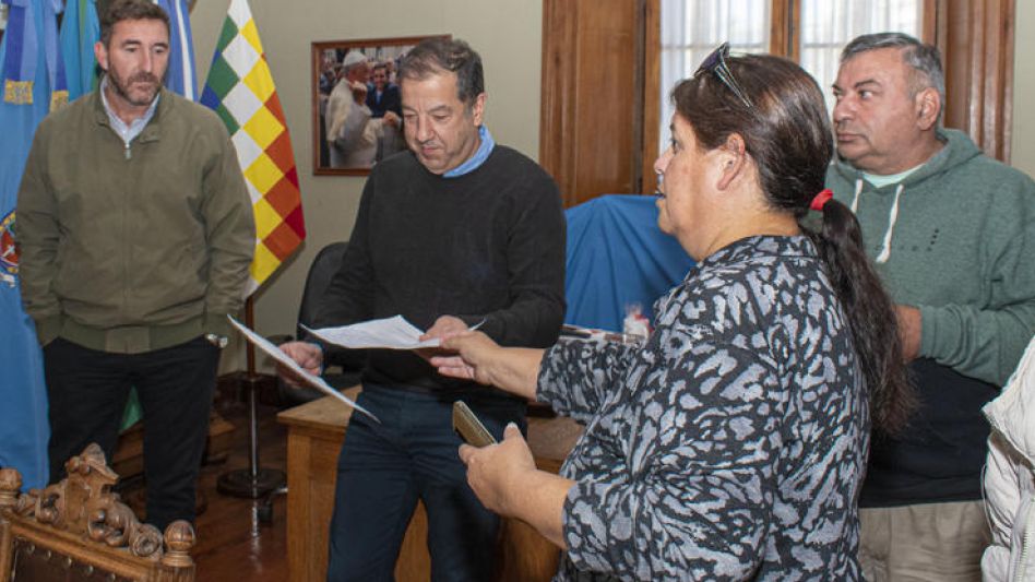 Vecinos del barrio Chacras de Bruno se manifestaron en el veredón municipal y entregaron un petitorio a funcionarios del gabinete del intendente Hernán Bertellys. NICOLÁS MURCIA.