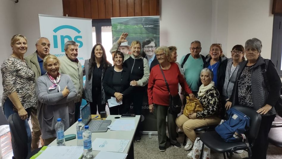 La directora regional del IPS, Malena Pianciola, durante el encuentro con integrantes de la Asociación de Jubilados Municipales de esta ciudad. GENTILEZA/FRENTE DE TODOS