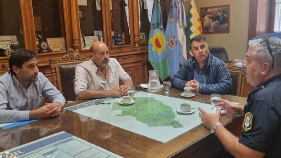 Anteayer, en su despacho, el intendente Bertellys recibió al comisario Inspector Irureta Goyena. PRENSA MUNICIPAL