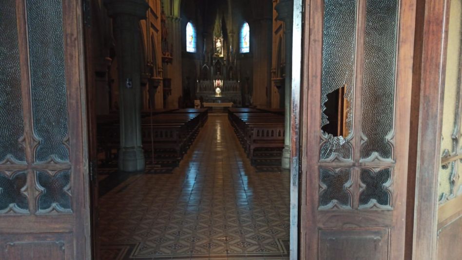 Un hombre que provocó un daño en la Iglesia Catedral fue arrestado. FOTOS: CPA/PBA