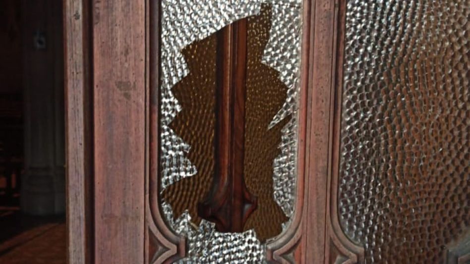 Rompió el vidrio de una puerta en la Catedral: aprehendido