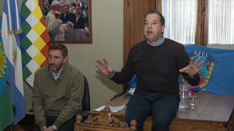 Pedro Sottile y Marcos Turón, secretario de Gobierno de la comuna, y Marcos Turón, subsecretario de Obras y Servicios Públicos, recibieron a los vecinos del barrio Chacras de Bruno. ARCHIVO