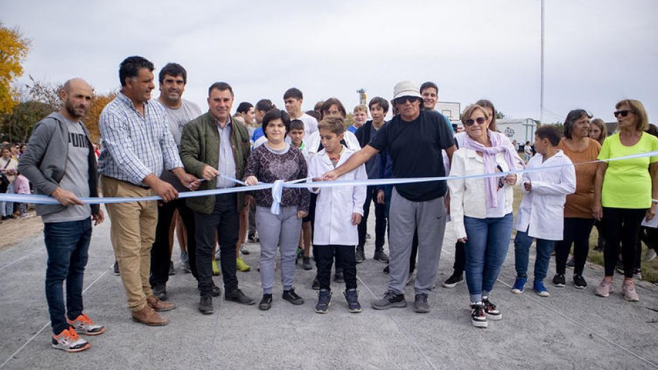 Con la presencia del intendente Hernán Bertellys y el delegado de esa localidad, Marcelo Valdez quedó inaugurada la pista de atletismo de Cacharí.