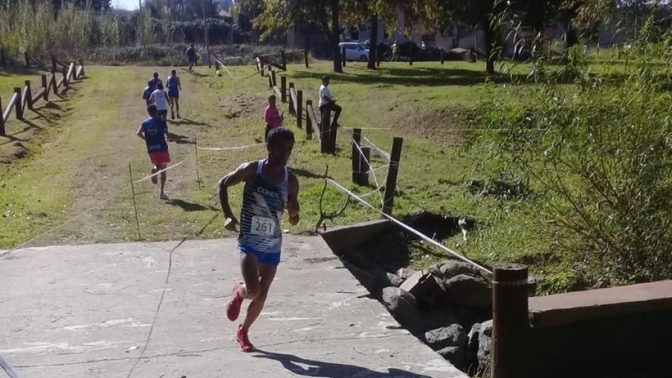 El cachariense, radicado en Azul, terminó tercero en la general de Cross Largo de 8km.hasta categoría 65 años.
