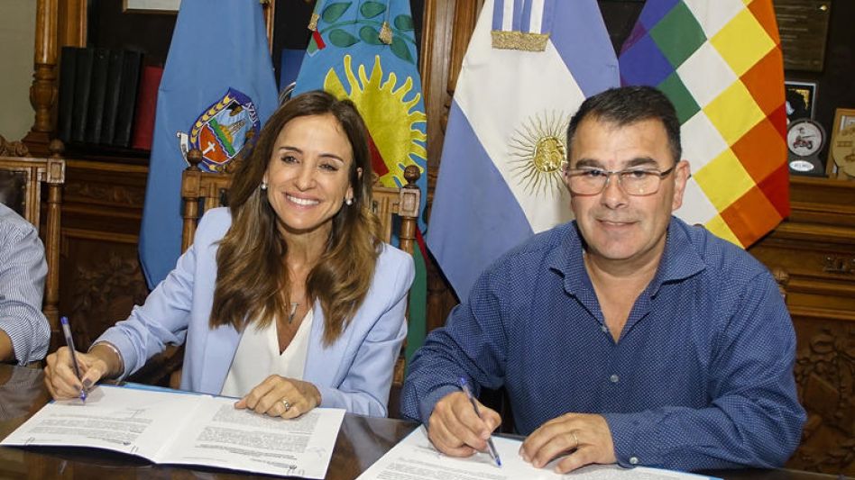 La ministra Tolosa Paz junto al intendente Bertellys, durante la firma del convenio, ayer en la Comuna. PRENSA MUNICIPAL