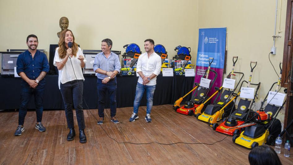 La ministra Tolosa Paz durante el acto de entrega de herramientas en el Don Cipriano, junto al azuleño Omar Seoane. NACHO CORREA