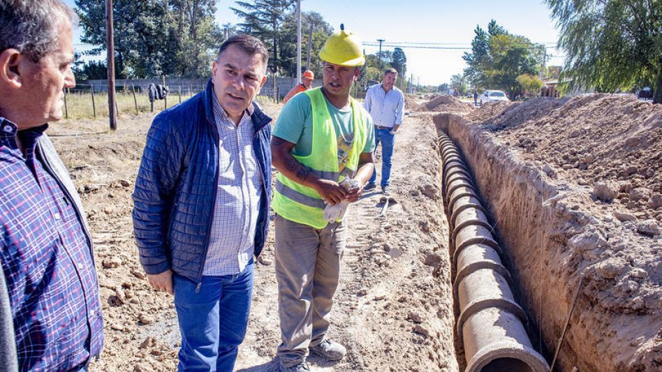 El intendente Bertellys en el momento de verificar las obras en Villa Piazza Sur.  PRENSA MUNICIPAL