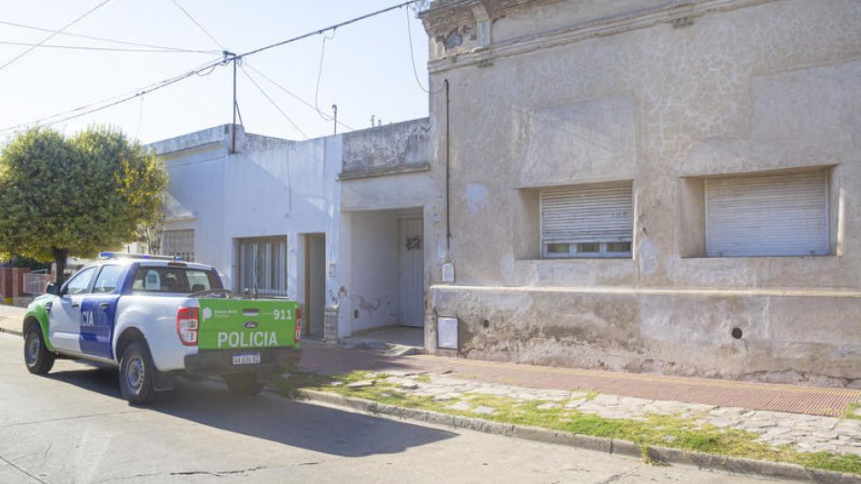 Una casa ubicada en la calle Rauch, con una consigna policial. NICOLÁS MURCIA