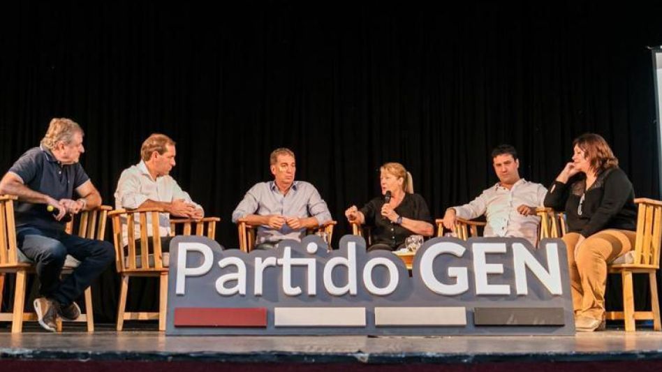 El ex intendente azuleño Omar Duclós, junto a Garro, Santilli, Abad, Stolbizer y Romero, durante el cónclave realizado en el Dardo Rocha.