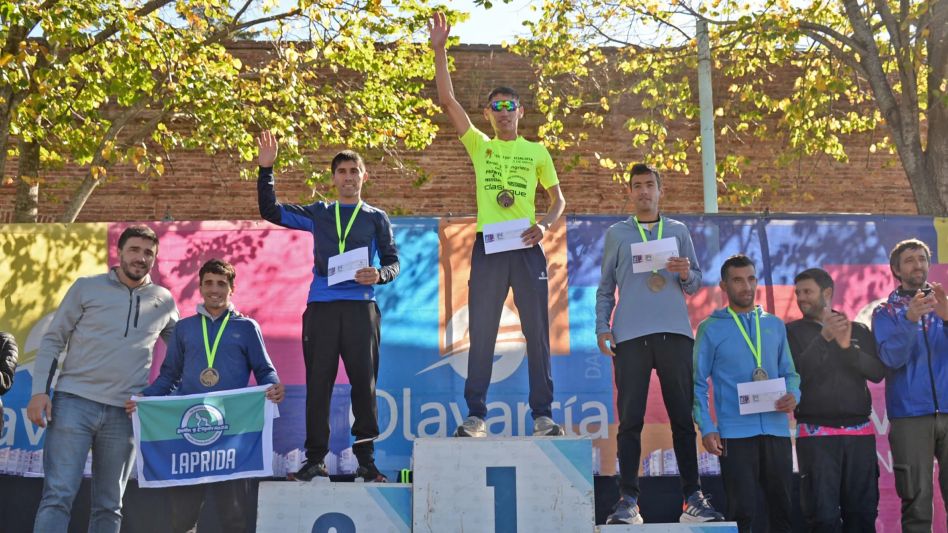 El podio de los 21 kilómetros, donde aparece el atleta local Ezequiel Conde, al lado de Guillermo Funaro, quien ocupó el tercer lugar. 