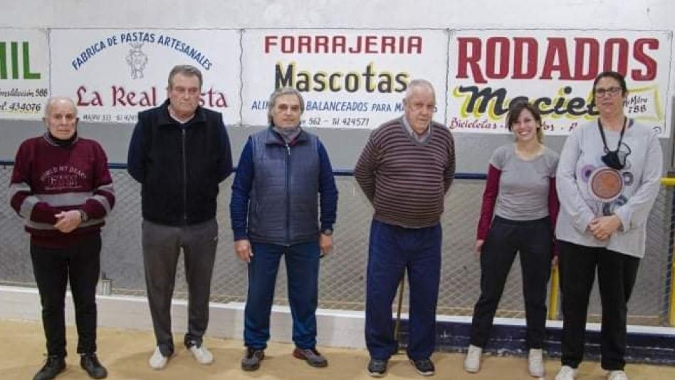 Carlos Sotes (el primero desde las izquierda) fue uno de los mejores jugadores que tuvo esta ciudad en su momento. Pasó por varios clubes de la ABA. Foto: gentileza Facebook NotiBochas
