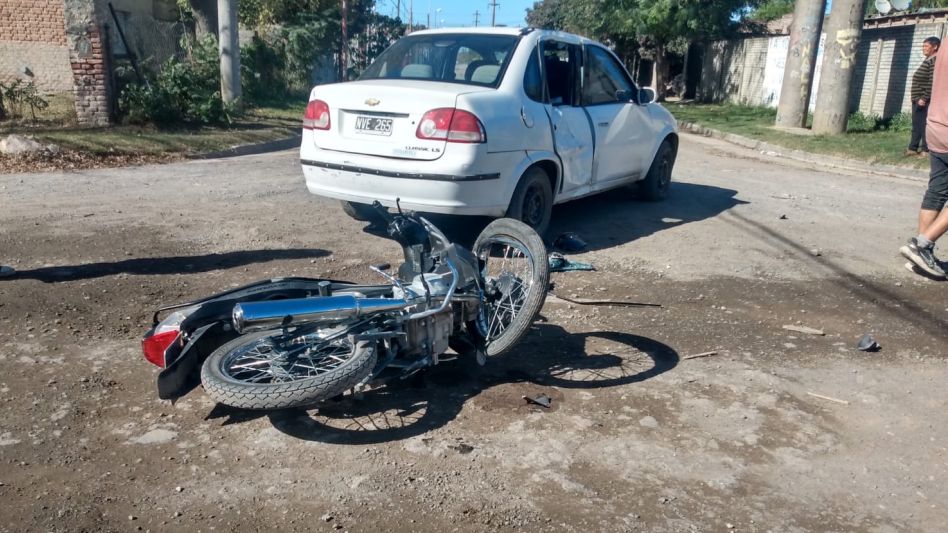 Los ocupantes de la moto involucrados en este choque son dos menores. Uno de 17 años y el otro de 15, por las lesiones que sufrieron fueron llevados al hospital. FOTOS: CPA/PBA