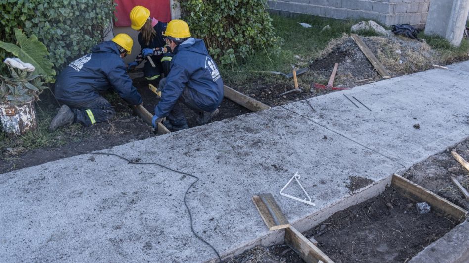 Además de veredas, cestos para la basura y forestación desde el MTE también se siguen realizando conexiones domiciliarias para los servicios de luz, agua y gas.