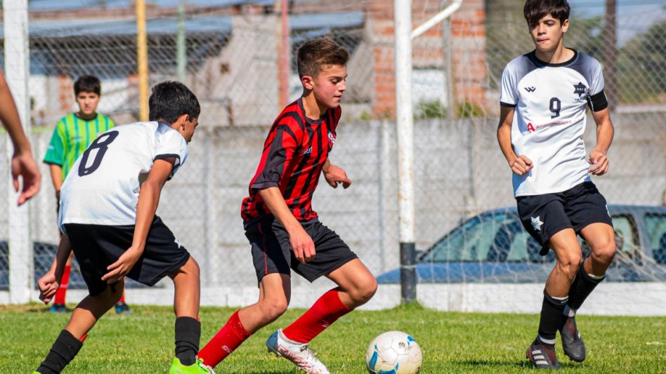 Azul Athletic recibió a Independiente de Chillar. La estrellita terminó invicto ya que consiguió dos triunfos y un empate en el Lorenzo Palacios. Foto: Nicolás Murcia.