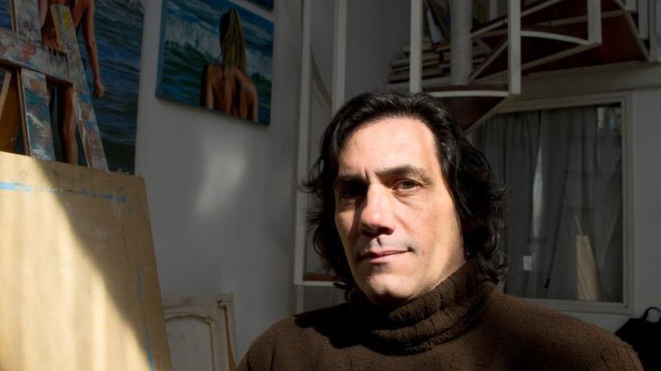 El artista plástico Juan José Wally en su atelier y uno de sus autorretratos.