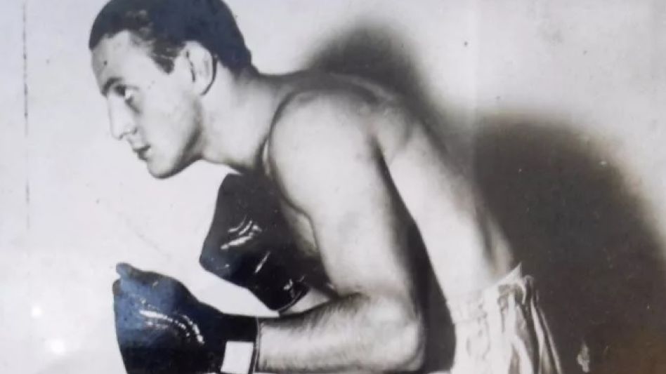 Alfonso Senatore, destacado boxeador profesional y luego entrenador, vino a Azul a realizar una exhibición contra el conscripto Patricio Andrade.