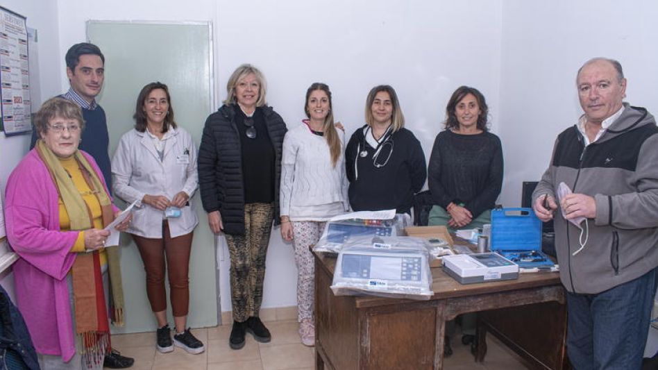 Integrantes de la Asociación Cooperadora del Hospital Pintos junto a funcionarios del área de salud y a los profesionales de los distintos servicios.