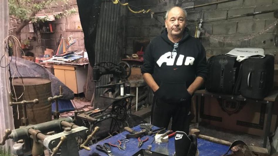 Mi gran cliente en Azul fue Hernán, que hoy es intendente. Teníamos la zapatería en Mitre y Castellar, recuerda Osmar Peñaloza.