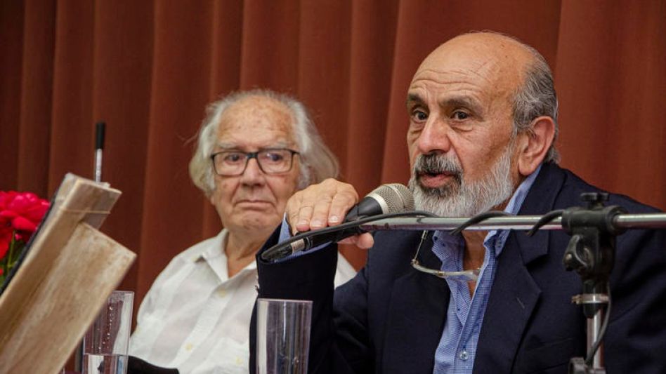 El escritor Jorge Meza junto al Premio Nobel de la Paz, Adolfo Pérez Esquivel, autor del prólogo de 