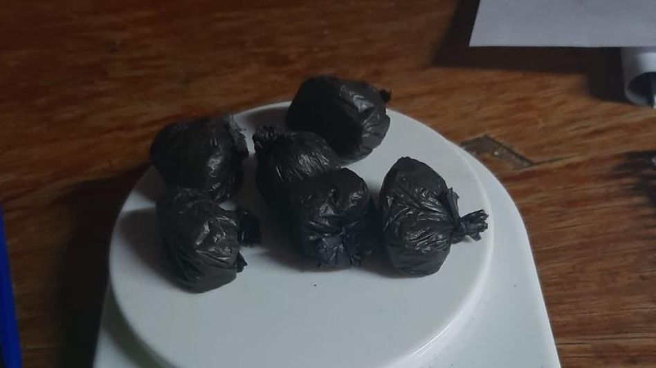 Los bagullos de marihuana que habían sido incautados en el allanamiento.  DROGAS ILÍCITAS AZUL/PBA/ARCHIVO