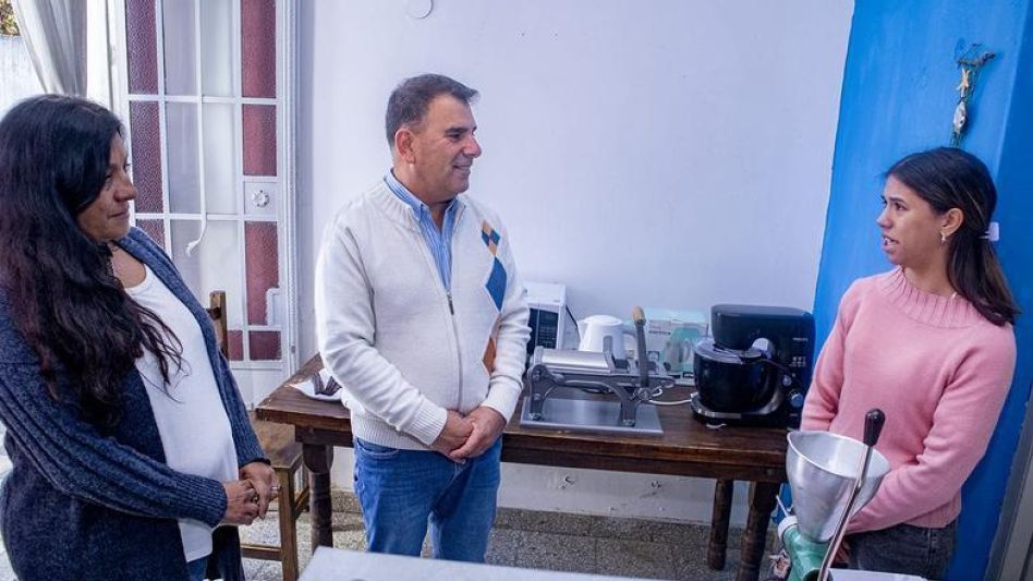 En la foto, junto al intendente Hernán Bertellys y la emprendedora Marlene Leguizamón.