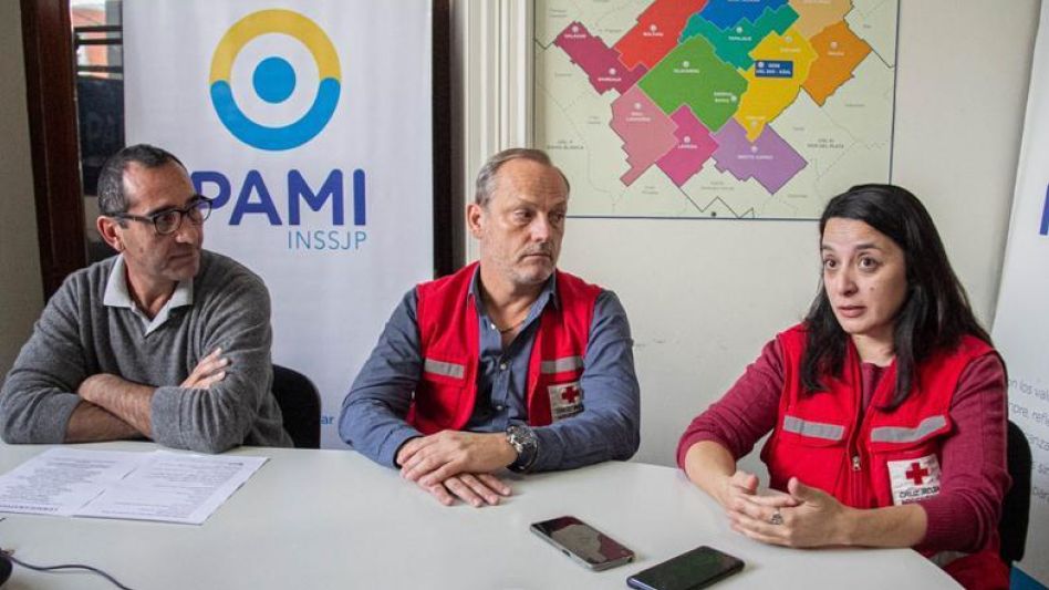 Nelson Sombra, Leopoldo Marchisio y Josefina Rodríguez Borda, durante la firma del convenio Pami-Cruz Roja Filial Azul concretado ayer.  ANGIE DÍAZ JACQUOT/PRENSA PAMI