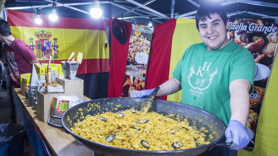 La feria gastronómica Sabores del Mundo estará hoy, mañana y el domingo en la zona del centro de la ciudad de Azul.    ARCHIVO/EL TIEMPO