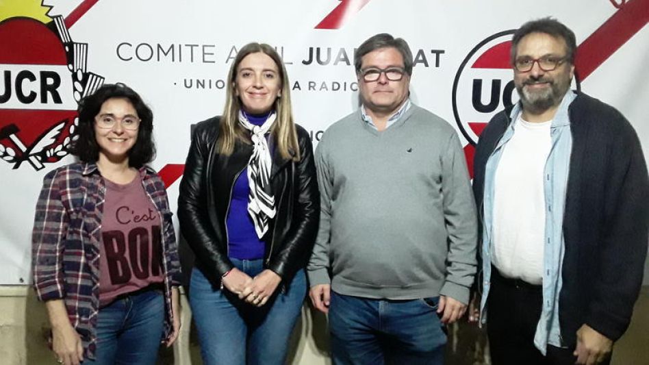 La diputada nacional Danya Tavela acompañada por dirigentes locales durante un tramo de la charla que mantuvo con este diario en la sala de conferencias del comité radical de Azul.  AGUSTÍN SCALCINI