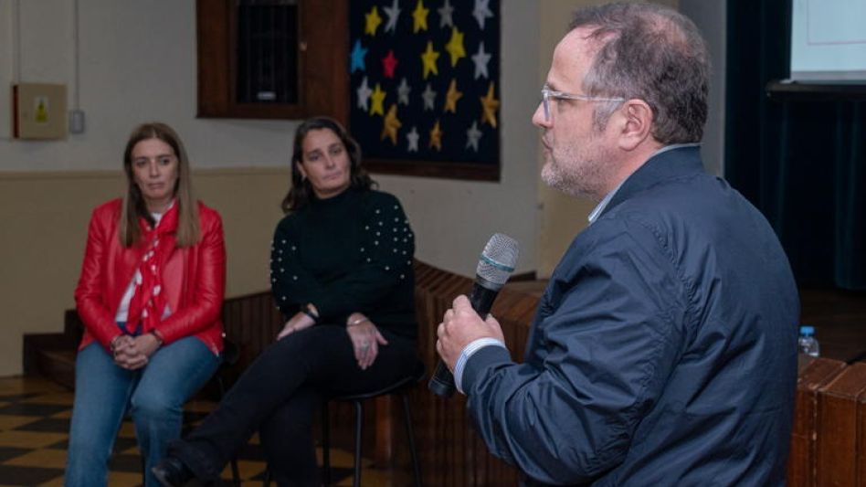 La senadora provincial Lorena Mandagarán y Pablo Yannibelli encabezaron junto a Tavela la charla abierta que se realizó ayer en el salón de actos del colegio Inmaculada Concepción. NICOLAS MURCIA