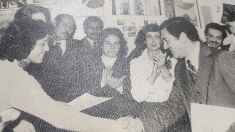 Símaro cuando le entregaron un premio por la participación de la sedería en un importante evento. 