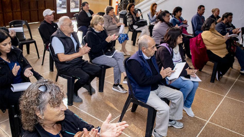 Los vecinos que participaron del acto de firma de 24 escrituras correspondientes a diferentes programas destinados a la regularización dominial. PRENSA MUNICIPAL